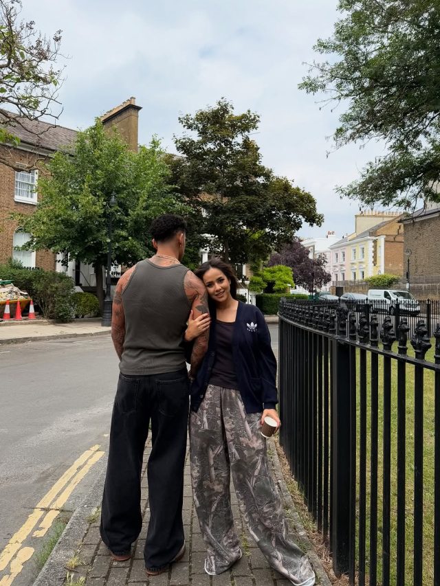 करोड़पति सिंगर को हुआ प्यार, दिखाई हमसफर की झलक, बाहों में हुईं रोमांटिक