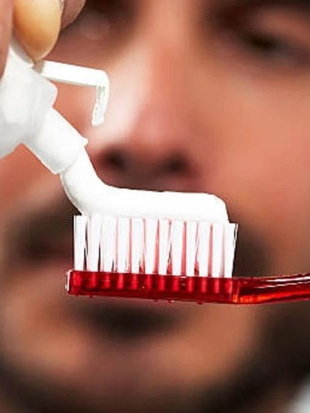 দু'বেলা ব্রাশ করেও মুখে দুর্গন্ধ? এই নিয়ম মানলে আর অস্বস্তিতে পড়বেন না