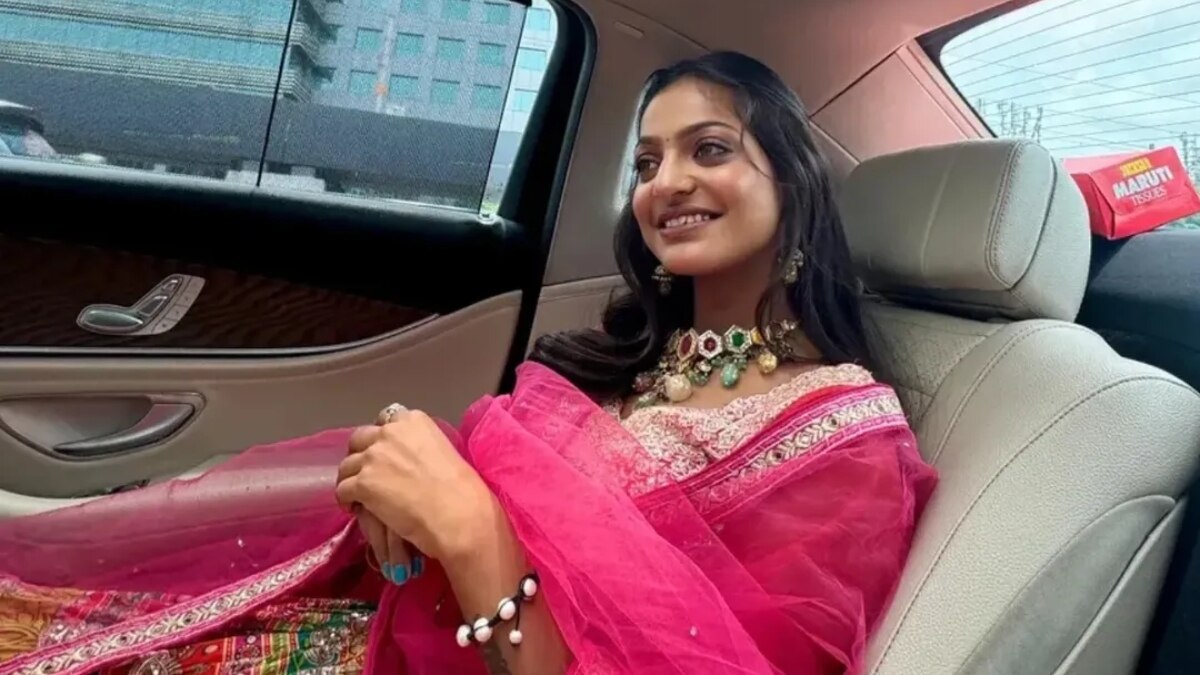 महाकुंभ में बेची माला, अब मोनालिसा के फिरे दिन, बनीं लग्जरी कार की मालकिन!