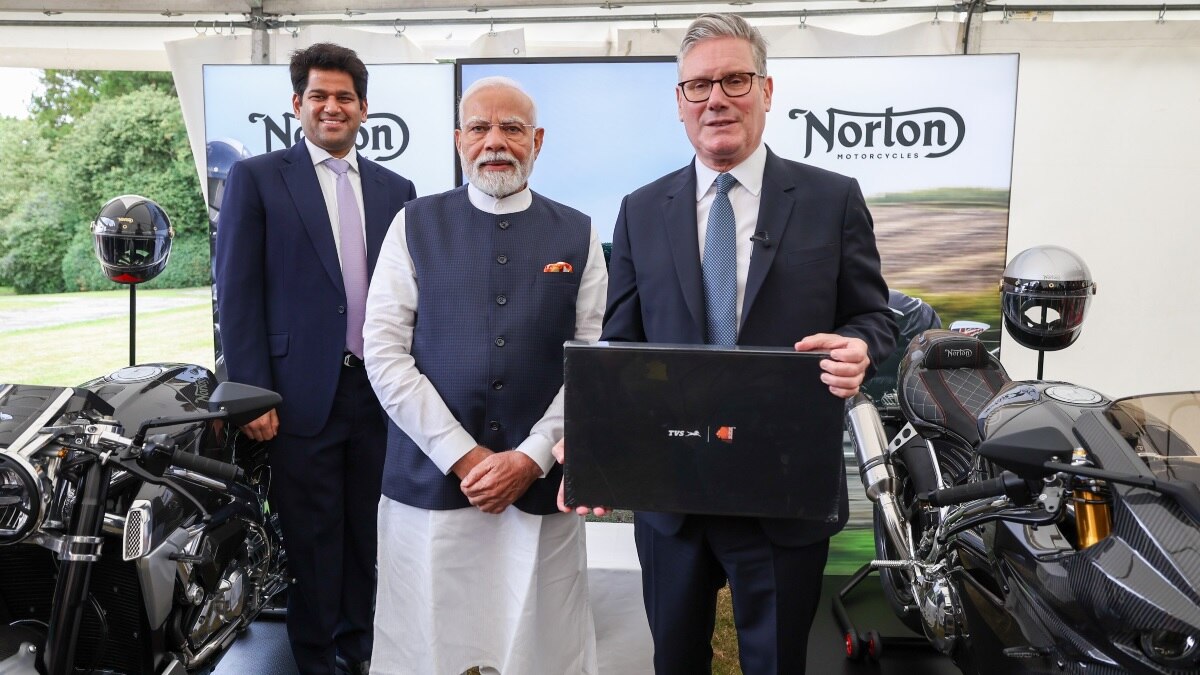 भारत आ रही ये ब्रिटिश बाइक कंपनी! FTA डील के बाद जिसे देखने पहुंचे PM नरेंद्र मोदी