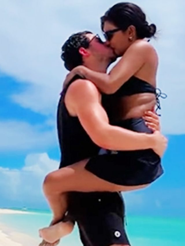 10 साल छोटे पति निक की गोद में प्रियंका, समंदर किनारे हुईं रोमांटिक, किया Liplock