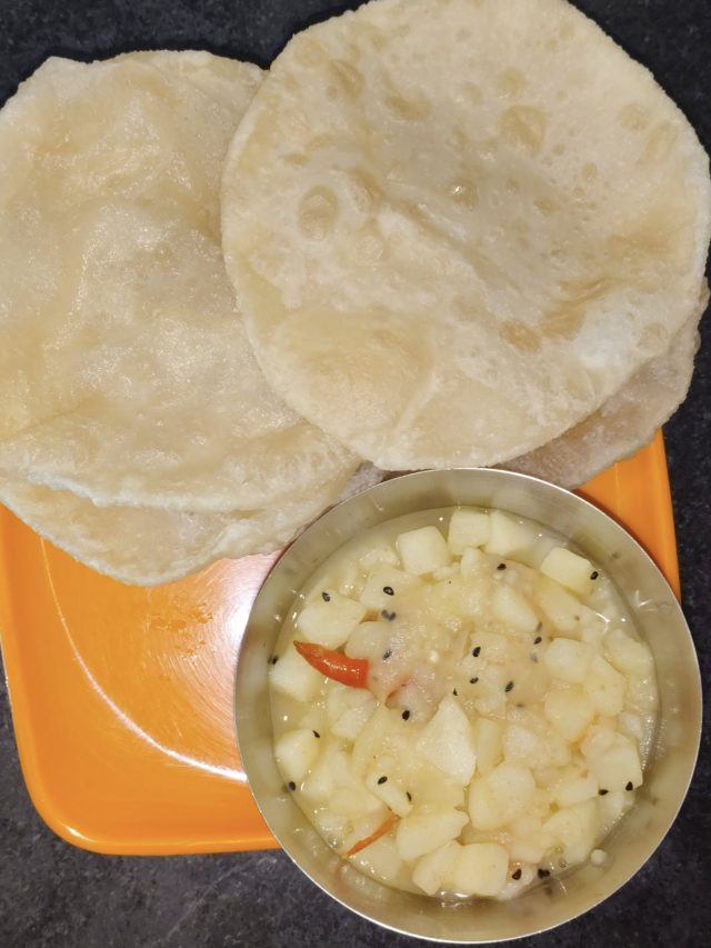 খোসা সহ আলুর সাদা তরকারি, এই মশলা দিলেই জমবে লুচির সঙ্গে