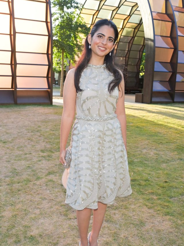 ईशा अंबानी ने 6 साल पुरानी ड्रेस में लंदन में बिखेरा जलवा, ग्लैमरेस लुक हुआ वायरल