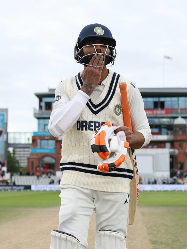 मैनचेस्टर की ऐतिहासिक पारी के बाद जडेजा ने चखी पिच की मिट्टी, देखें PICS