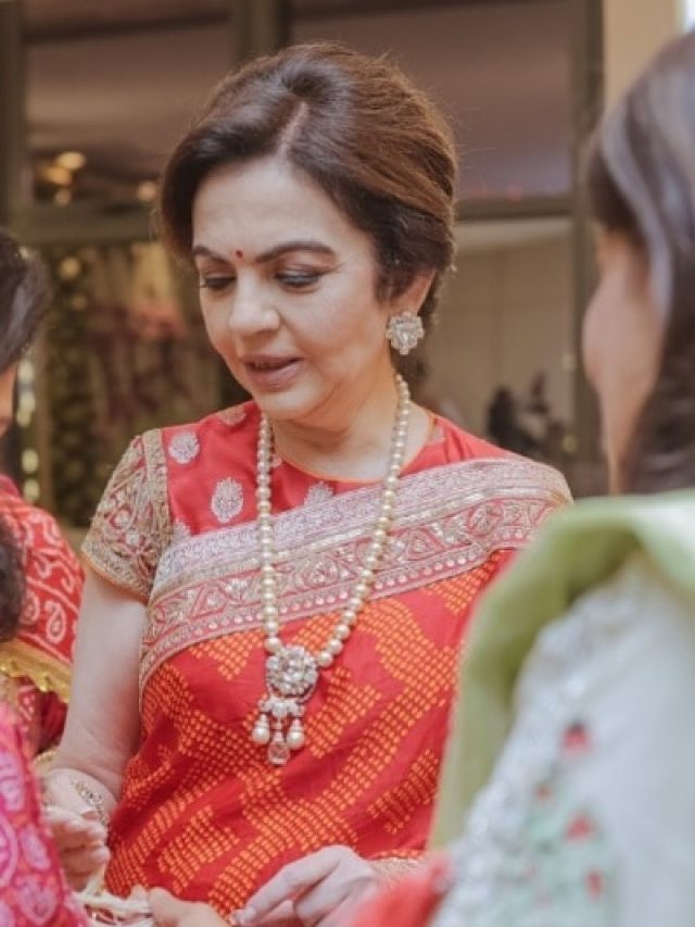 बैकलेस ब्लाउज के साथ लाल साड़ी पहन कमाल लगीं नीता अंबानी, पर्ल जूलरी ने लुक को बनाया शाही