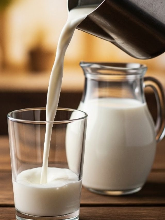 दूध के साथ भूलकर भी नहीं खाएं ये 7 फूड्स, शरीर बन सकता है बीमारियों का घर!