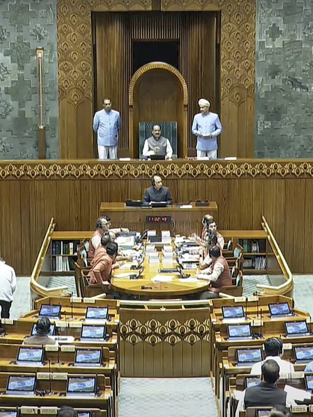 संसद में स्पीकर के पास हमेशा खड़े रहने वाले ये दो लोग कौन हैं? इतनी होती है सैलरी