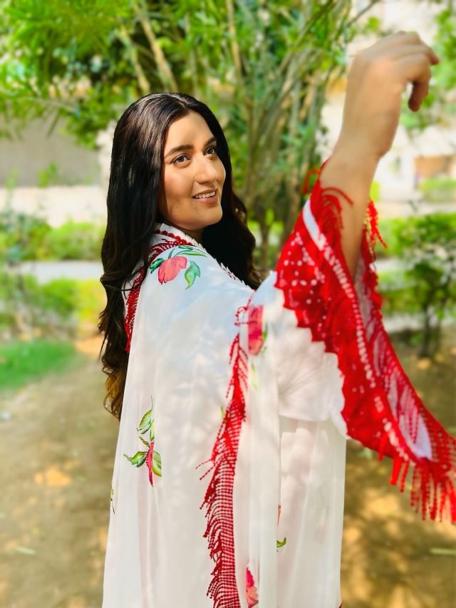 बेटे के जन्म के 26 दिन बाद इमोशनल हुई एक्ट्रेस, सजदे में रोई, बोली- हर आंसू...