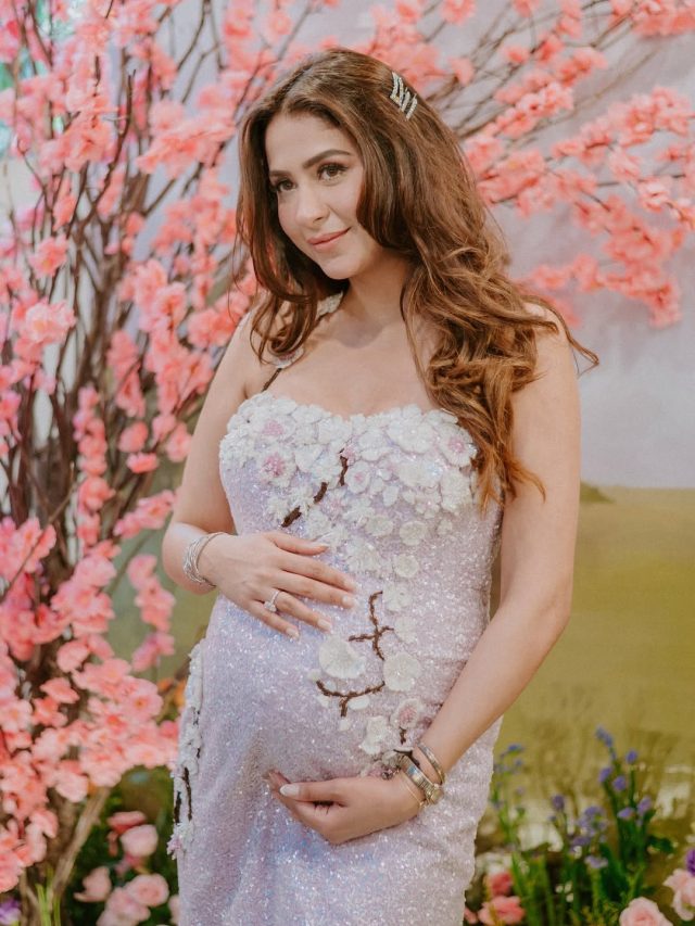 बेबी बंप थामे दिखी K3G की 'छोटी पू', धूमधाम से सेलिब्रेट की गोदभराई, पति संग चहकी