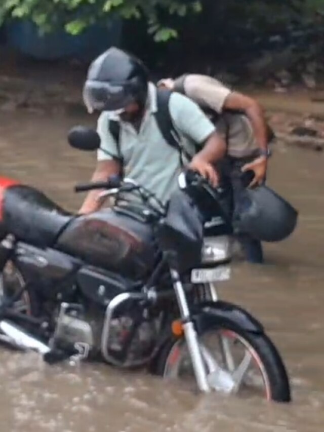 दिल्ली में बारिश से जलभराव और जाम, लोग परेशान, देखें Video