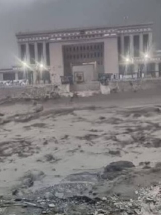 चीन-नेपाल को जोड़ने वाला इकलौता पुल बाढ़ में बहा, 16 लोग लापता