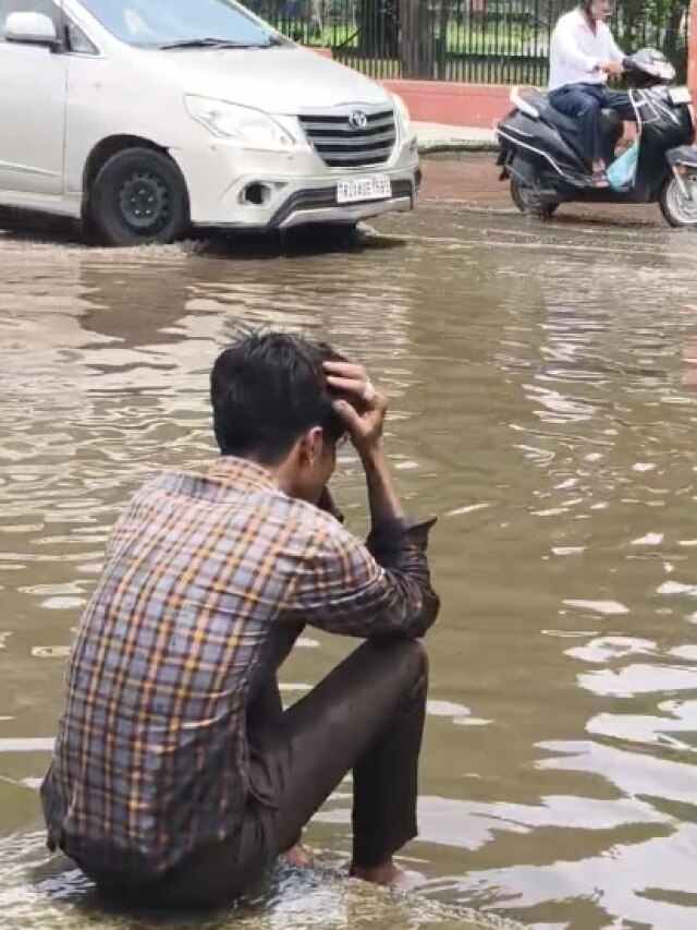 बारिश के पानी में गिरा फोन, रोने लगा बेबस शख्स, देखें Video
