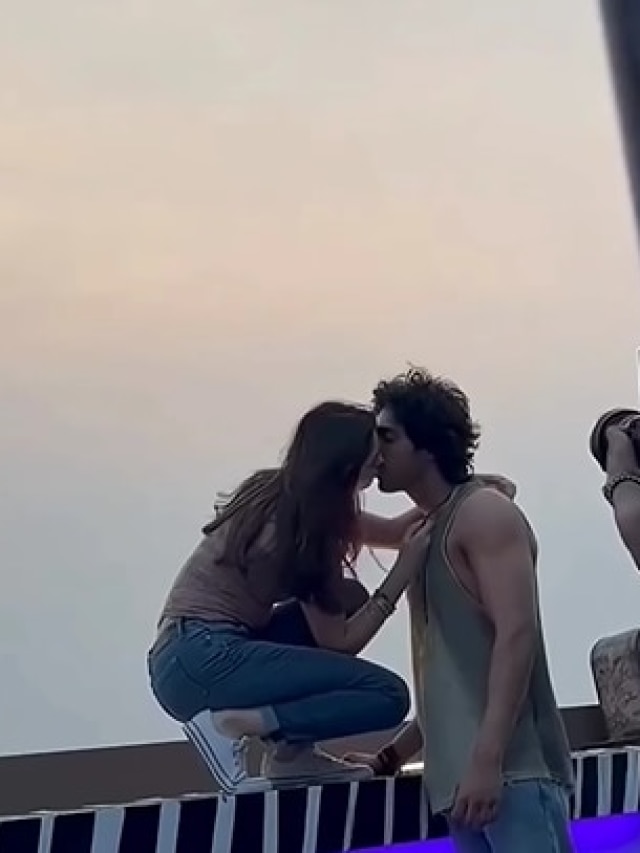 एक-दूजे के प्यार में डूबे हीरो-हीरोइन, हुए रोमांटिक, LipLock वीडियो वायरल