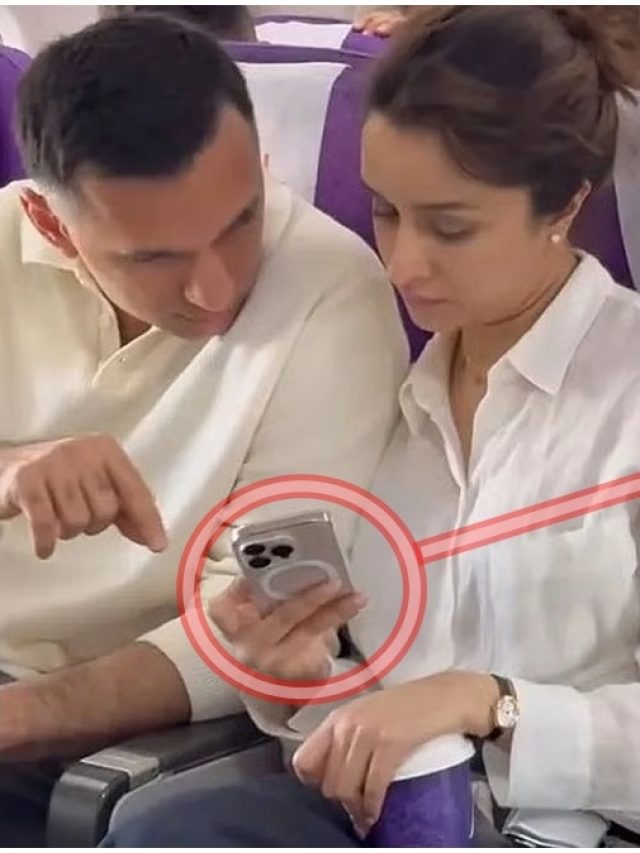 श्रद्धा कपूर चलाती हैं ये स्मार्टफोन, क्यों है इसके पीछे ये सफेद गोल निशान?