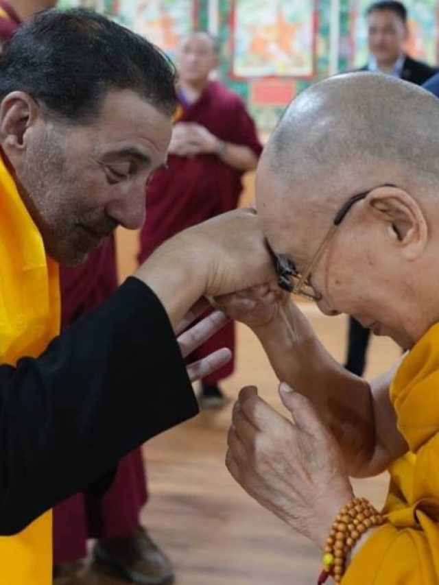 दलाई लामा ने सनी देओल का हाथ पकड़ माथे से लगाया, एक्टर ने शेयर की फोटो, लिखी ये बात