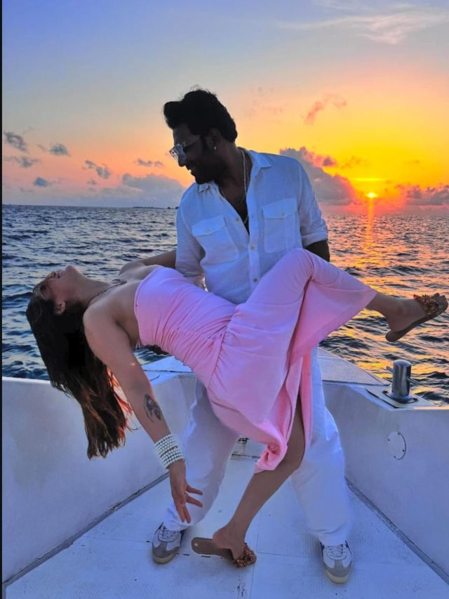 समंदर किनारे रोमांटिक हुई गोविंदा की भांजी, पति के लिए लिखा इमोशनल नोट