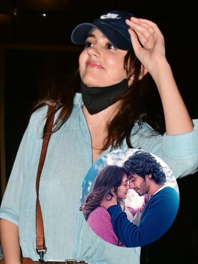 एयरपोर्ट पर स्पॉट हुईं 'सैयारा' गर्ल अनीत, पैप्स का कैमरा देख एक्ट्रेस बोलीं- शर्म आ रही है...