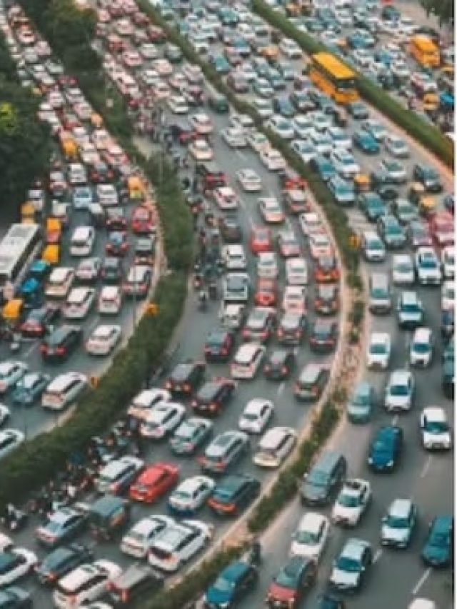 वायरल हो रहा गुरुग्राम के ट्रैफिक जाम का वीडियो, लोग बोले- बारिश हो जाए फिर देखो...