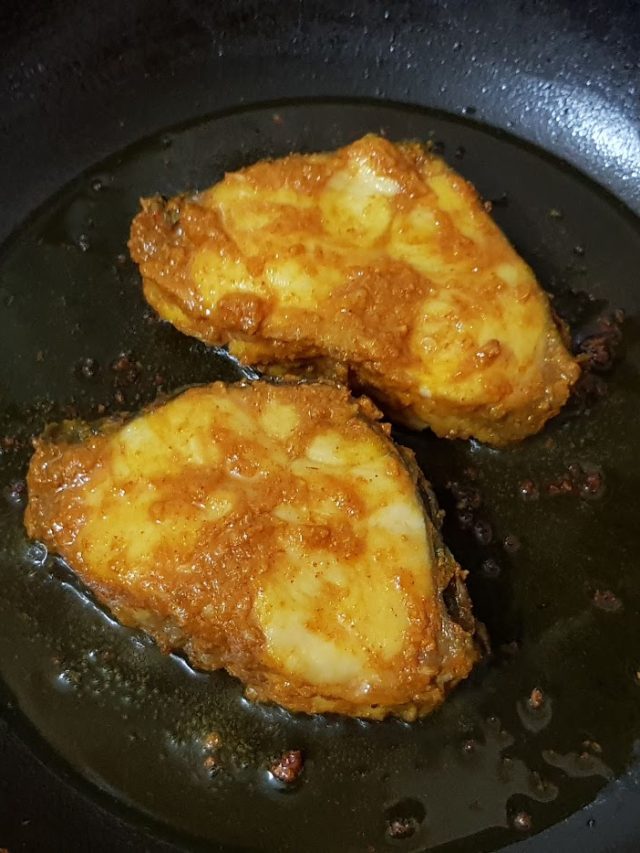 মাছ উল্টাতে গেলেই ভেঙে যাচ্ছে? ভাজারও আছে কায়দা