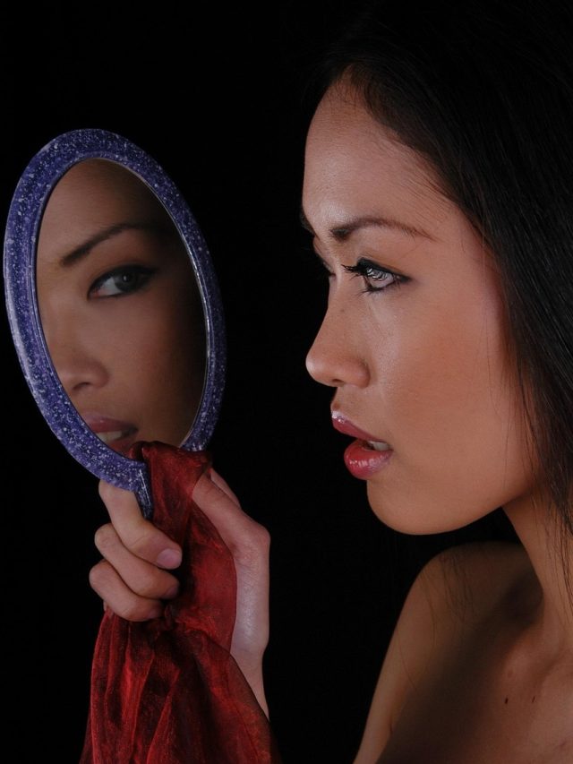 বাড়ির এই দিকে আয়না রেখে মুখ দেখুন, সৌভাগ্য আসবে