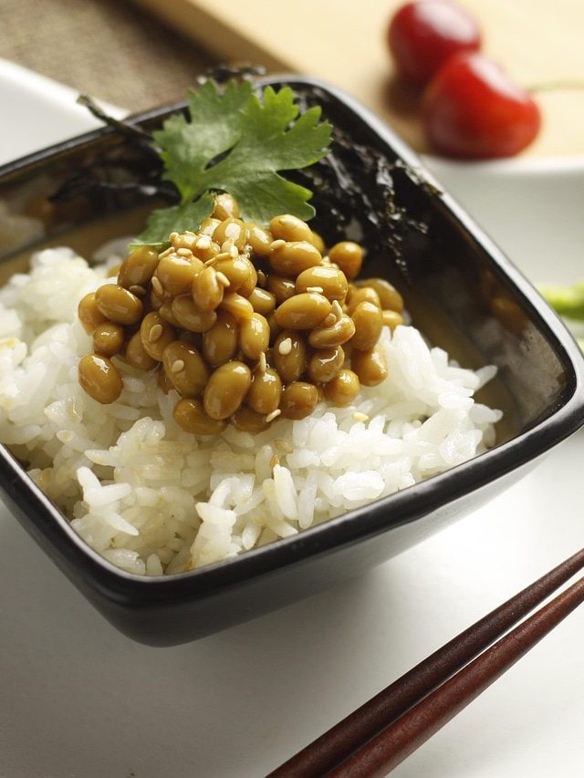 चावल खाते ही आता है आलस? न्यूट्रिशनिस्ट रुजुता दिवेकर से जानें खाने का सही तरीका