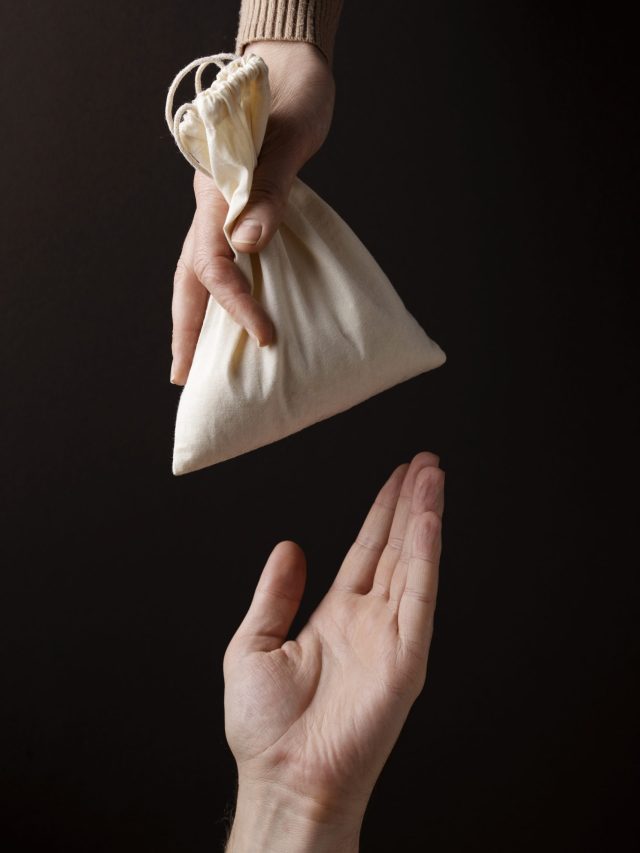 भूलकर भी दूसरों से मुफ्त में न लें ये 5 चीजें, घर से चली जाएगी खुशहाली