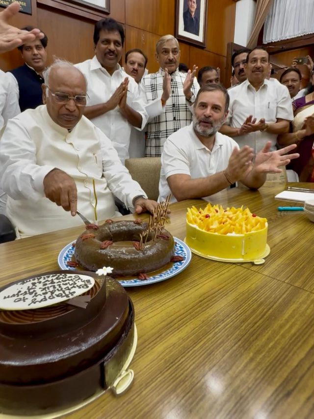 संसद में मना मल्लिकार्जुन खड़गे का बर्थडे, राहुल-प्रियंका भी मौजूद, देखें Photos