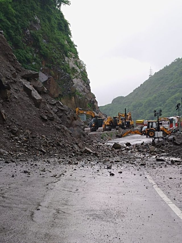 मंडी में फिर दरका पहाड़, चंडीगढ़-मनाली NH बंद, देखें लैंडस्लाइड का Video