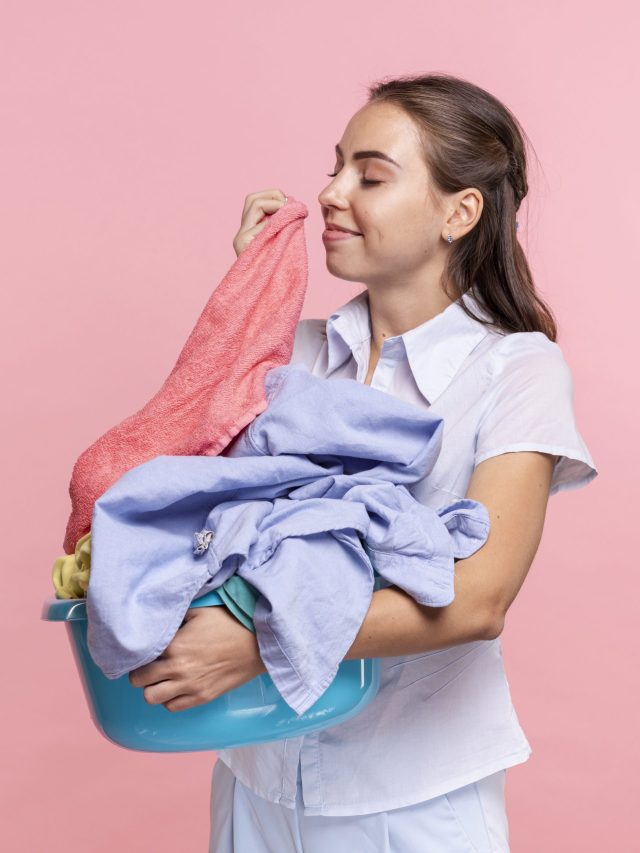 घर में हर तरफ फैले हैं गीले कपड़े तो अपनाएं ये 3 तरीके, बिना धूप जाएंगे सूख