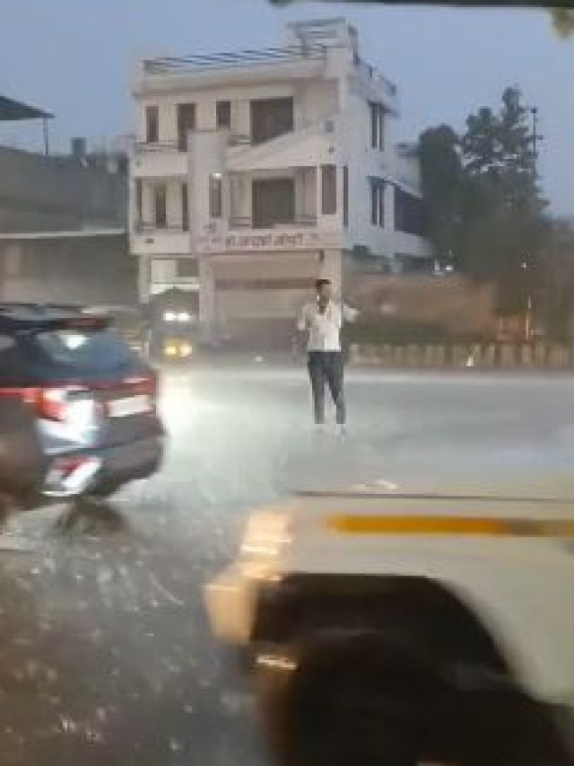 ना छाता, ना शरण...बस ड्यूटी का धर्म ! तेज बारिश में ट्रैफिक संभालता रहा कांस्टेबल