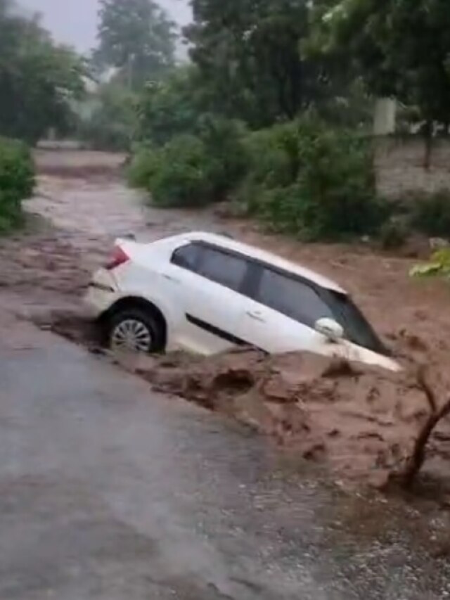 राजस्थान में आफत की बारिश, सड़कों में गड्ढे, बहती चली गई गाड़ी, Video