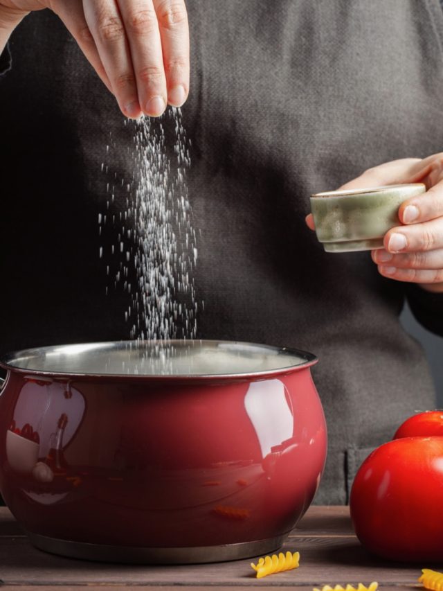 তাড়াহুড়োতে রান্নায় পড়ে গেছে বেশি নুন, সামাল দিন ৫ উপায়ে