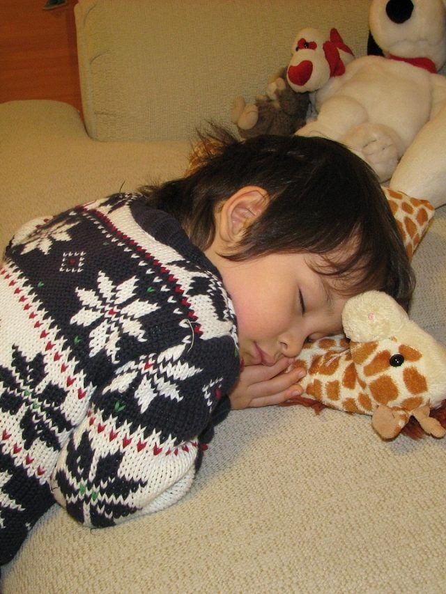 শীতের সকালে সন্তানকে ঘুম থেকে উঠতে কালঘাম ছুটবে না, ট্রিকটি শিখে নিন