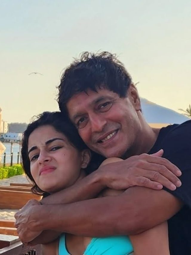 अनन्या संग फैन ने क्ल‍िक की सेल्फी, पीछे खड़े देखते रहे पिता चंकी, ऐसा था रिएक्शन
