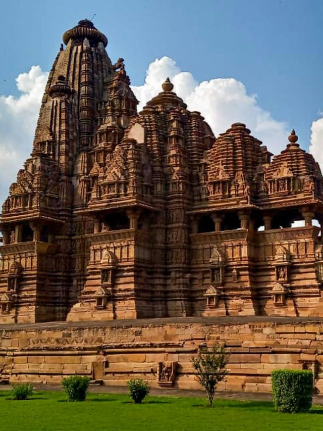 किसने बनवाए थे खजुराहो के मंदिर?