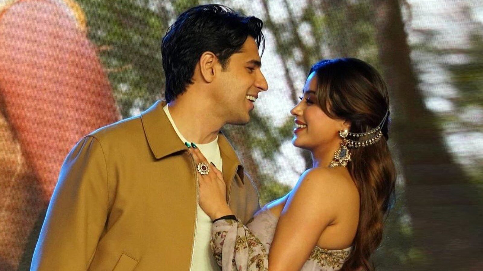 'परम सुंदरी' के लिए सिद्धार्थ-जाह्नवी को मिली इतनी फीस, पहले दिन कितना कमाएगी?