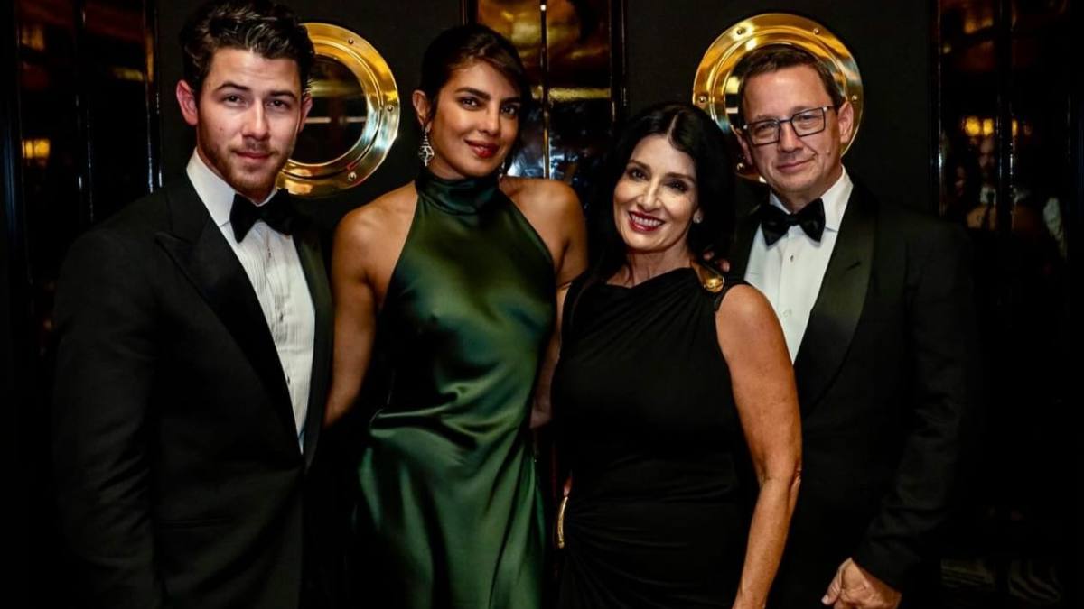 सास-ससुर की 40वीं एनिवर्सरी पर पति संग रोमांटिक हुईं प्रियंका, 'देसी गर्ल' का लुक हुआ वायरल