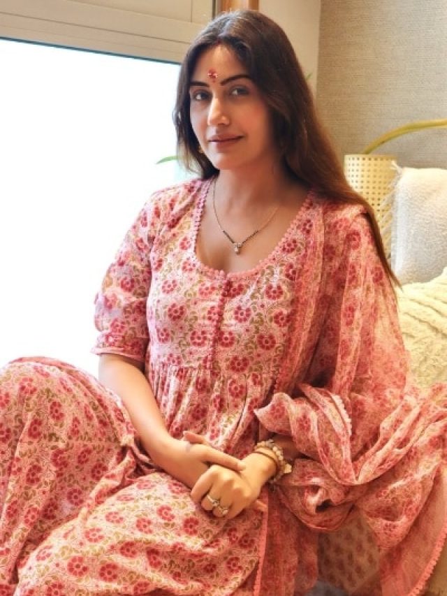 मांग में सिंदूर..गले में मंगलसूत्र पहन 'नागिन' का देसी लुक वायरल, सस्ते सूट में ढाया कहर