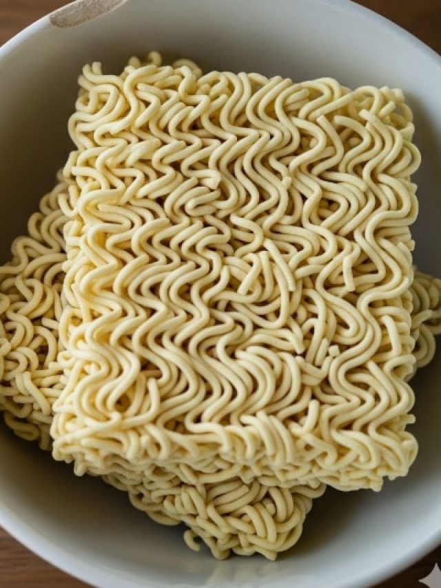 कच्चे नूडल्स खाने से गई लड़के की जान! कहीं आप भी तो नहीं कर रहे सेवन?