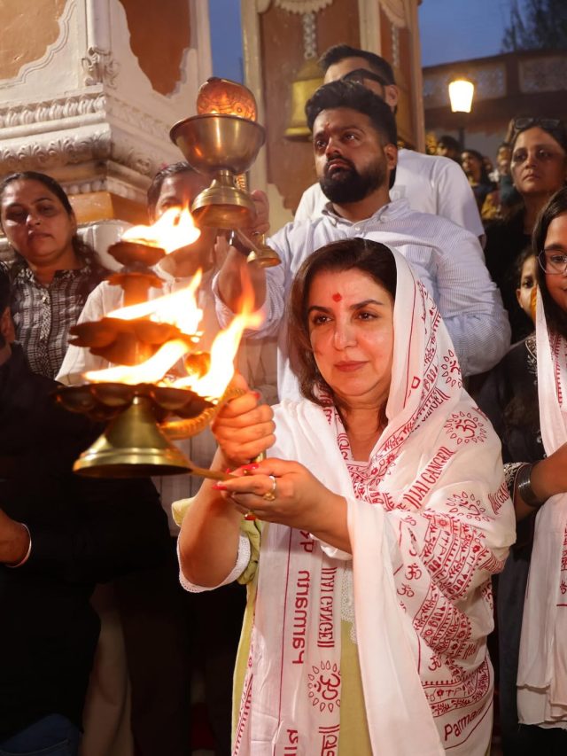 भक्त‍ि में लीन फराह खान ने की गंगा आरती, रामदेव से हुई मुलाकात, देखें तस्वीरें