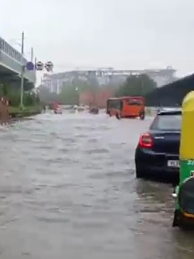 रातभर बारिश, जगह-जगह भरा पानी... देखें बरसात में भीगी दिल्ली के Videos