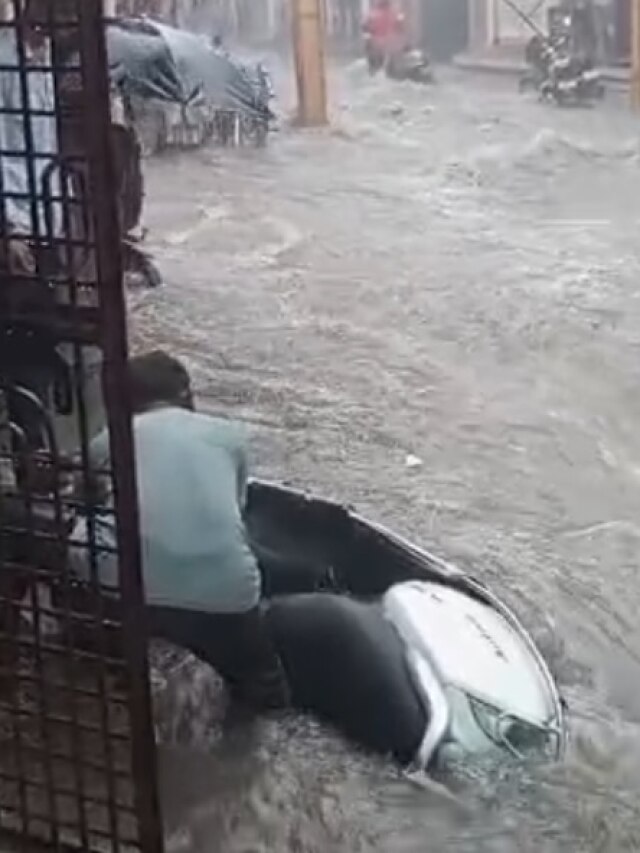 पानी का तेज बहाव, बहती स्कूटी को बचाने की कोशिश, देखें मौसमी कहर का Video