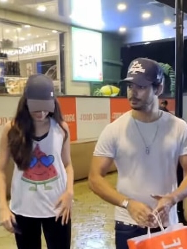 गर्लफ्रेंड संग शॉप‍िंग पर निकले ईशान खट्टर, पैप्स को देखकर किया किनारा! Video