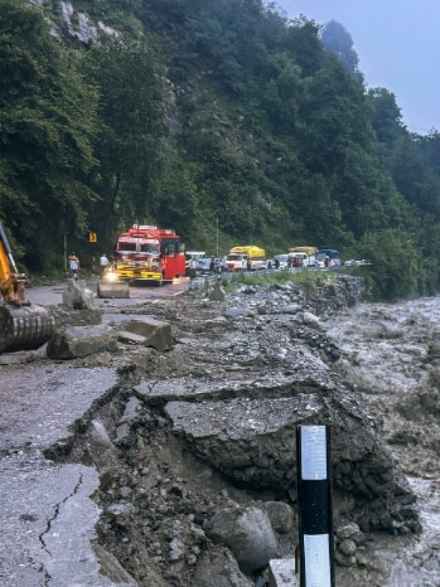 भारी बारिश से मनाली में बहीं दुकानें, कई जगह से टूटा कुल्लू-मनाली-लेह NH-3