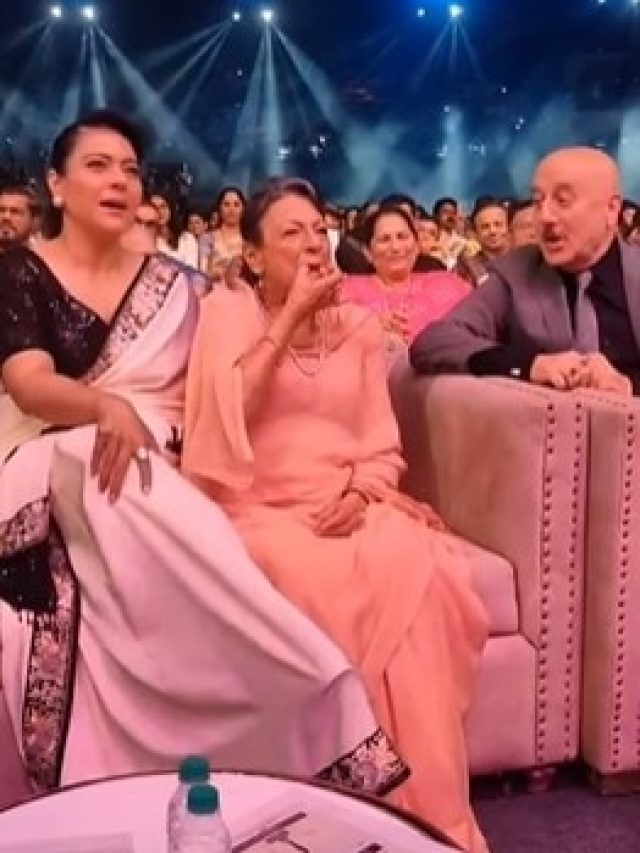 इवेंट में बजा बेटी का गाना, सुनकर 80 साल की तनुजा ने बजाई सीटी, देखते रहे अनुपम