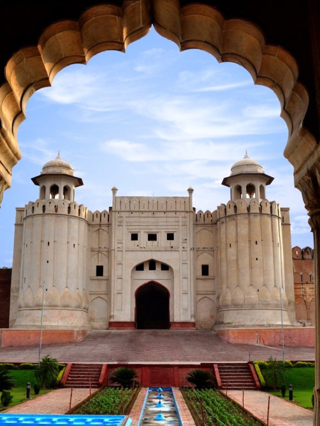 शाहजहां ने भारत में ताजमहल, लाल किला बनवाया... पाकिस्तान में क्या बनवाया?