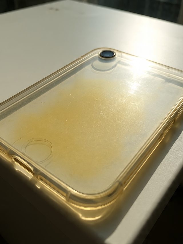 फोन का ट्रांसपेरेंट वाला कवर ही पीला क्यों पड़ जाता है?