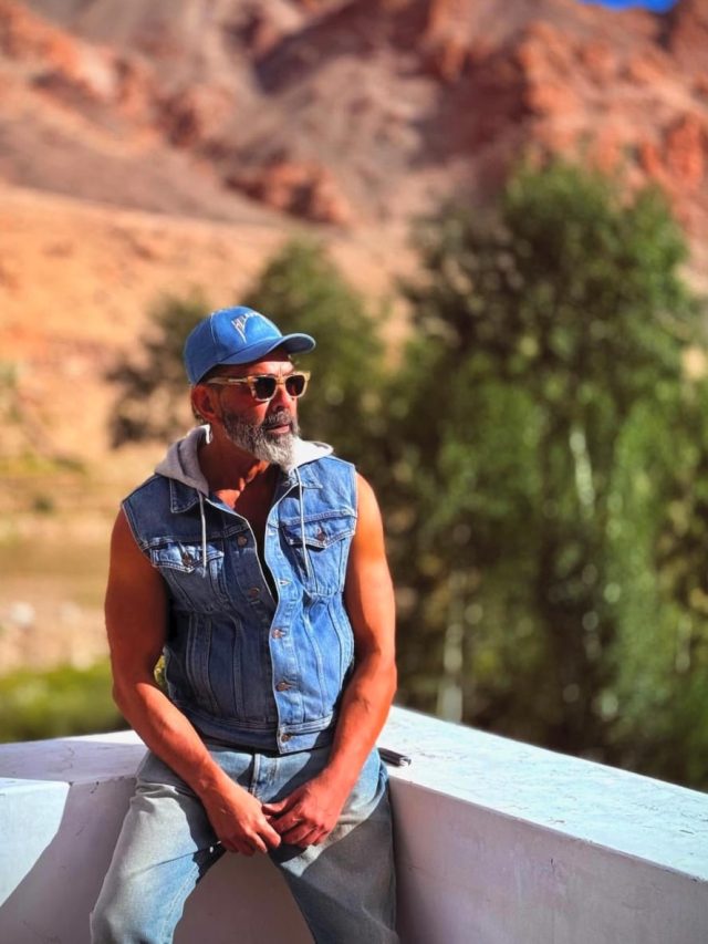 'द बैड्स ऑफ बॉलीवुड' की रिलीज से पहले छुट्टी मनाने लेह पहुंचे बॉबी देओल, दिखा नया लुक