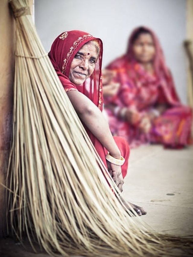 नई झाड़ू लाने के बाद जरूर करें ये 3 काम, वरना घर में नहीं होगा लक्ष्मी का वास