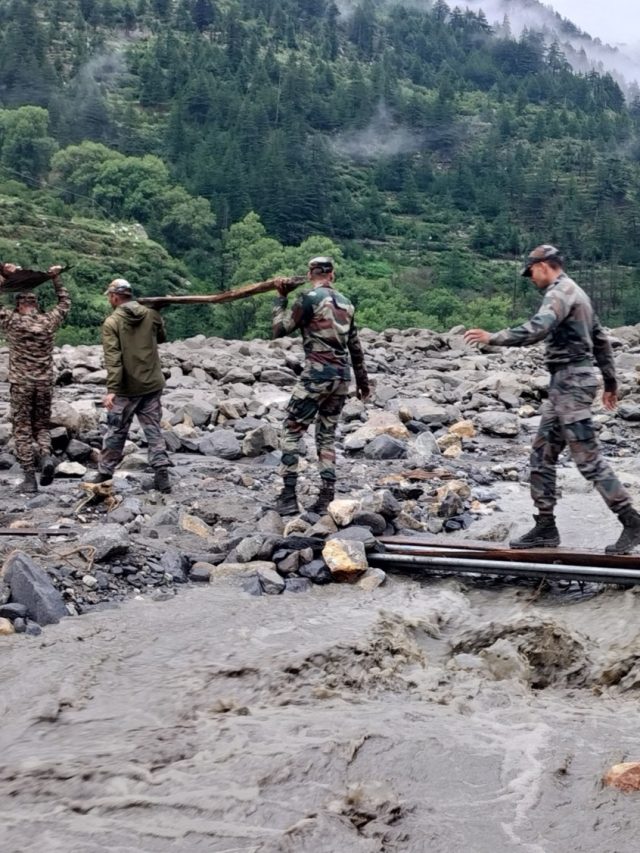 मलबे से जिंदगी तलाशने की मुहिम जारी, देखें धराली रेस्क्यू ऑपरेशन के नए Photos